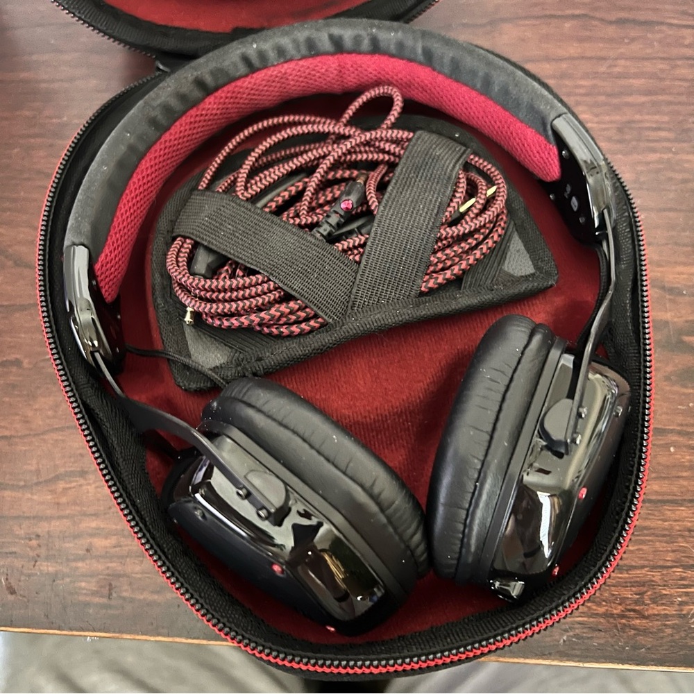 V-MODA for True Blood V-80 On-Ear Noise-Isolating Metal Headphones - Picture 10 of 13
